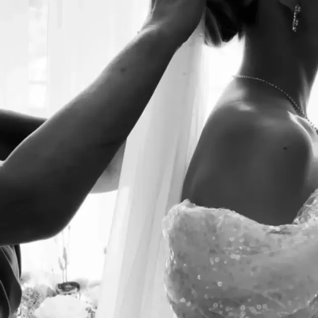 Чёрно-белый кадр подготовки невесты